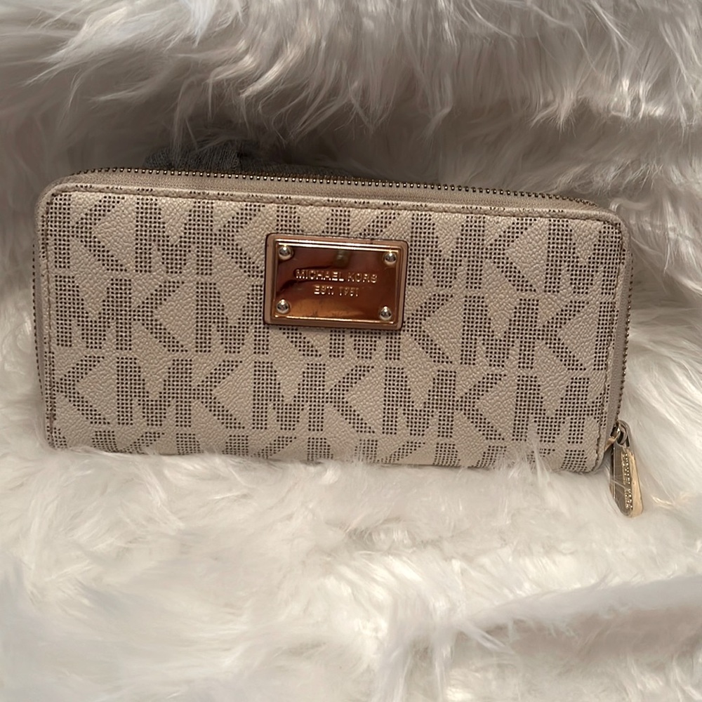 EUC Michael Kors Vanilla Jet Set Zip Around Wallet